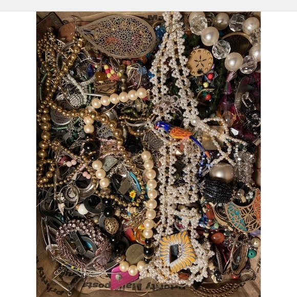 Lot of Costume Jewelry unsearched untested 2-3 lbs vintage/designer +FRE… - Picture 5 of 10